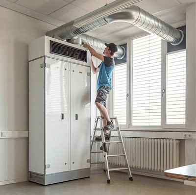 Bevor eine Lüftungsanlage in einem Schulraum montiert werden kann, gilt es, sie richtig auszulegen. Mit einer neuen Methodik lässt sich dafür die tatsächliche CO₂-Konzentration berechnen.