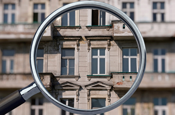 Genau hinsehen: In vielen Wohnungseigentümergemeinschaften dient die Rücklagenbildung der reinen Erhaltung. Weitere Hindernisse für eine Sanierung sind oft komplexe und langwierige Abstimmungsprozesse, unterschiedliche Interessen der Eigentümerinnen und Eigentümer, technische Herausforderungen bei der Umsetzung sowie die hohen Kosten für Sanierungsmaßnahmen. Für Energieberatende besteht deshalb die Herausforderung, die vielfältigen ökologischen und wirtschaftlichen Vorteile einer Modernisierung transparent darzustellen und so Akzeptanz zu schaffen.