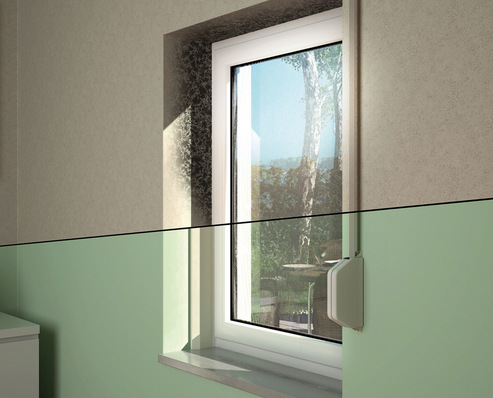 1  In Altbauten mit mangelhaftem Wärmeschutz (obere Bildhälfte) kondensiert die Raumluftfeuchte nach dem Fenstertausch oft an den Laibungen, was zu Schimmelbefall führen kann.