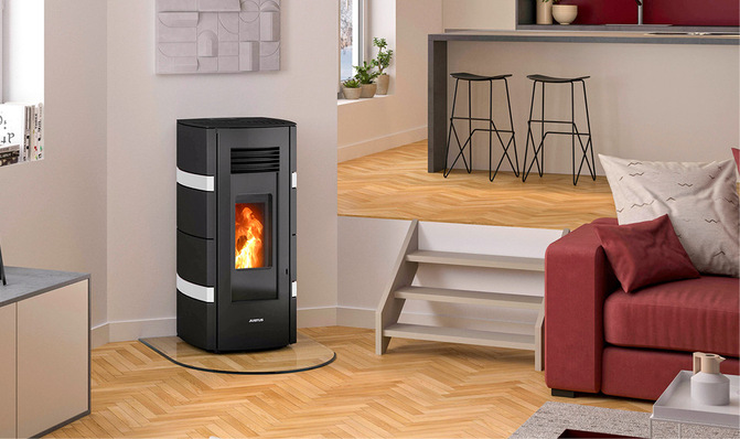 Der Pelletofen Sia zeigt sich kantig und gradlinig und ist in mattem Schwarz sowie mit seitlichen Applikationen in Seidenweiß, Betongrau oder Anthrazit erhältlich.