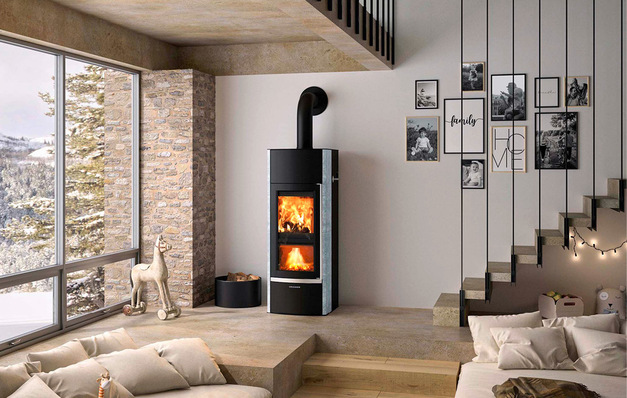 Der wassergeführte Kaminofen misst 593 × 544 × 1.455 mm und hat eine Gewicht von 353 kg.