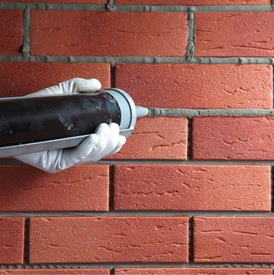 Der richtige Fugenmörtel sorgt für eine dauerhafte Verbindung zwischen den Riemchen und minimiert das Risiko von Feuchtigkeitsschäden oder Rissbildung.