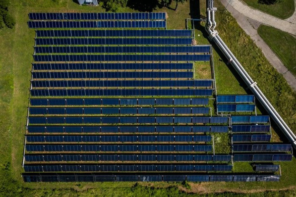 Großflächige Solarthermieanlagen sind eine kostengünstige Technologie zur Erzeugung erneuerbarer Wärme. Die zunehmende Verfügbarkeit von Daten und Informationstechnologien bietet die Möglichkeit, die Überwachung großflächiger Solaranlagen in die digitale Zukunft zu führen.