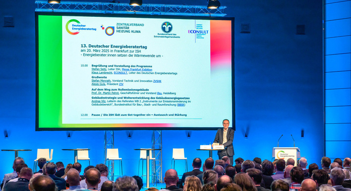 Tagungsleiter Klaus Lambrecht von Econsult beim 13. Energieberatertag 2025 in Frankfurt. Er plädierte für verlässliche Rahmenbedingungen in der Gesetzgebung und bei Förderprogrammen.