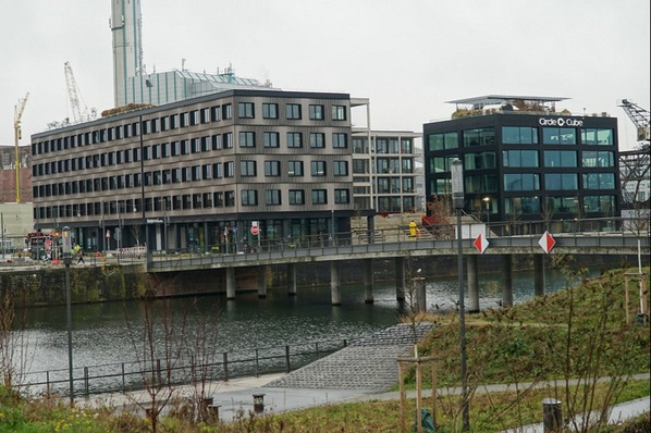 Das Rockywood–Gebäudeensemble liegt am Offenbacher Hafen. Energieliefer-Contracting ermöglicht eine energieeffiziente Versorgung.