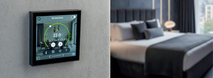 Smarte neue Lösungen: Der Raumcontroller Ionprime CP4 lässt sich über ein 4-Zoll-Touchdisplay bedienen.