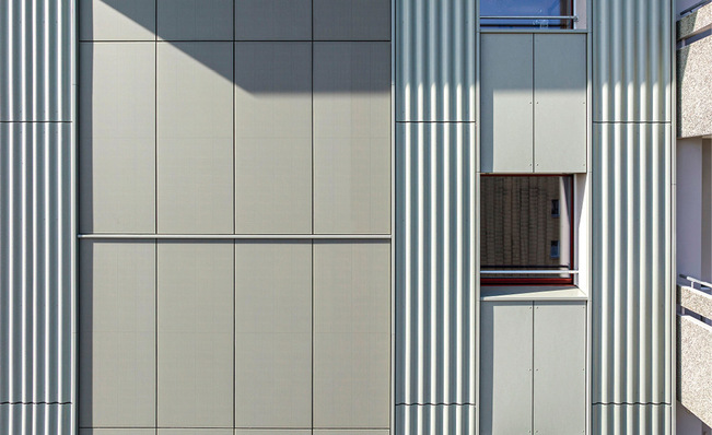 Das System Sunskin Facade Flat ermöglicht die planebene Montage von PV-Modulen. Die im Bild sichtbare Kombination der planeben montierten PV-Module mit Wellplatten erforderte unterschiedliche Unterkonstruktionen.