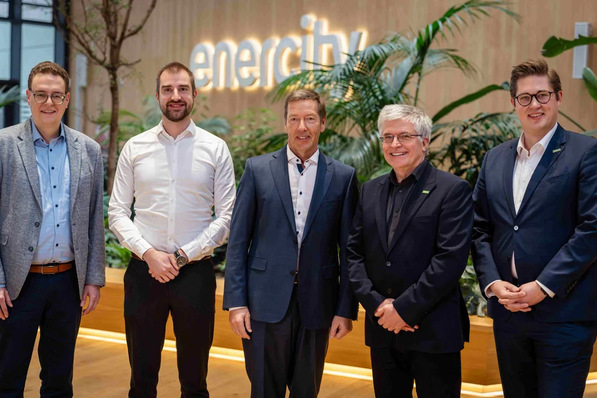 Initiatoren des norddeutschen Netzwerks der Plattform Grüne Fernwärme (v.l.n.r.): Christopher Martin (Pressesprecher AGFW), Fabian Klieser (enercity-Kommunalmanager), Peter Okrei (Vertriebsleiter von enercity contracting), Harald Rapp (Bereichsleiter Stadtentwicklung und Wissensmanagement beim AGFW) sowie Gunnar Maaß (stv. Leiter der Plattform Grüne Fernwärme).