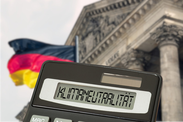 Zwei wichtige Punkte in dem Klimaschutzprogramm: Die Relevanz der zuletzt angestiegenen Absatzzahlen von Wärmepumpen und die Anerkennung der Energieberatung als Berufsbild, das bislang leider immer noch nicht juristisch geschützt ist. 