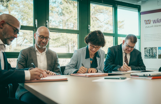 Wolf-Thomas Hendrich, Geschäftsführer Versorgungsbetriebe Hoyerswerda, Katrin Bartsch, Geschäftsführerin der Stadtwerke Weißwasser und Michael Schiemenz, Geschäftsführer der Städtischen Werke Spremberg (v. l.) unterzeichnen den Vertrag über die Planungsleistungen.