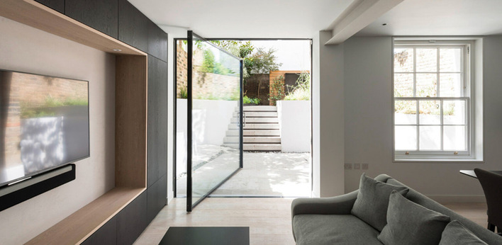 Keller zeigt Produkte für Glasarchitektur: von gebogenen und geneigten Schiebesystemen über großformatige Fassadenelemente bis hin zu smarten Tür- und Antriebstechnologien.