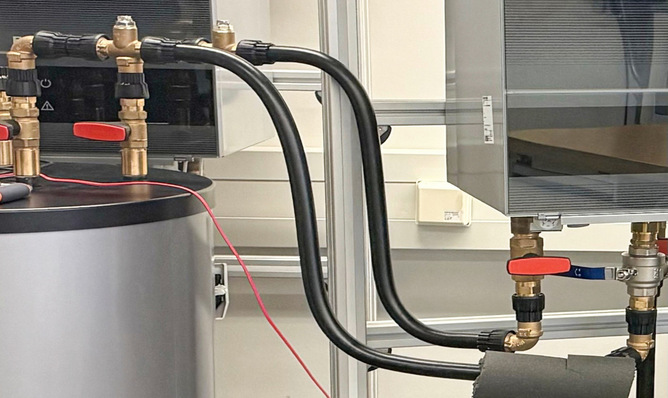 Wärmepumpen-PV-Anlage: Der Bildausschnitt zeigt die hydraulische Anbindung der Wärmepumpe an einen Pufferspeicher.