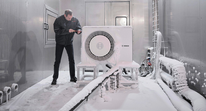 Wintertest im Labor: Monoblock-Wärmepumpen zeichnen sich dadurch aus, dass neben der Wärmegewinnung aus der Außenluft auch die Wärmeübergabe an das Heizwasser im Gerät stattfindet. Die wasserführende Leitung zwischen Gerät und Gebäude ist die Achillesferse der Anlage und sollte entsprechend gut gedämmt sein.