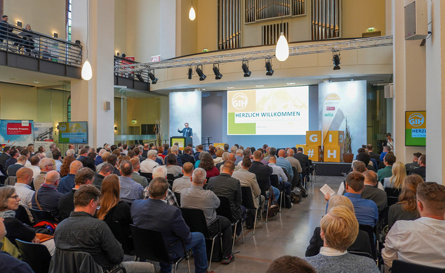 Beim GIH Bundeskongress teilen Expert:innen  aktuelle Erkenntnisse, Trends und Praxisbeispiele rund um Energieeffizienz, Förderung und energetische Konzepte.