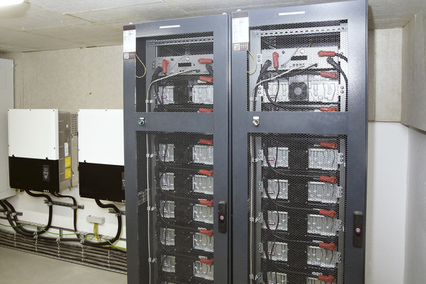 Solarstromspeicher im Keller eines Mehrfamilienhauses: Die Speicher integrieren erneuerbare Energien effizient ins Versorgungssystem und reduzieren Netzengpässe, so der Bundesverband Solarwirtschaft.