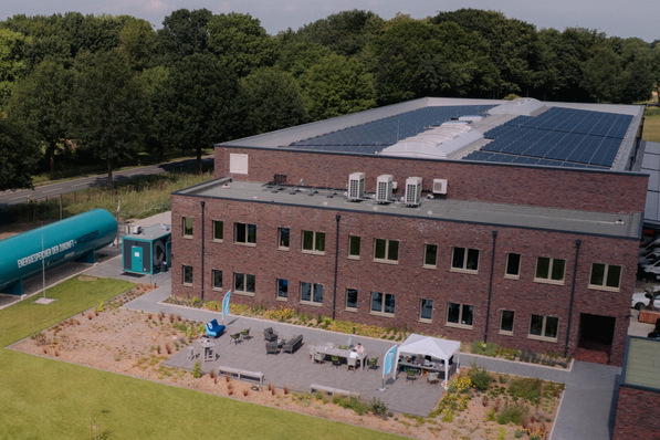 Steigende Energiepreise, unsichere Märkte und wachsende Anforderungen in allen Bereichen stellen Unternehmen zunehmend vor strategische Herausforderungen. Schrand Energy betreibt deshalb ein Photovoltaik-Wasserstoff-Energiesystem.