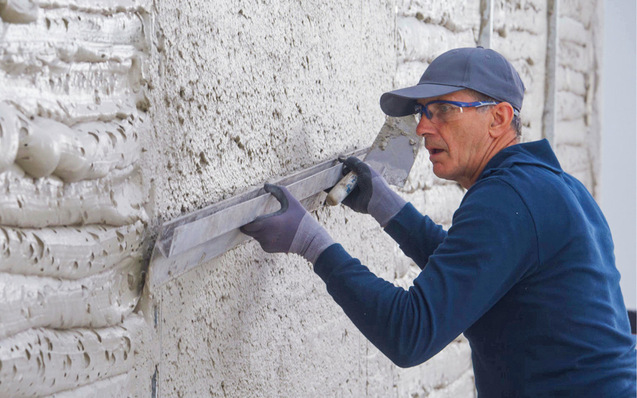 Der Dämmputz wird im Spritzverfahren auf das Mauerwerk appliziert. Es lässt sich präzise und ohne Zeitdruck abziehen.