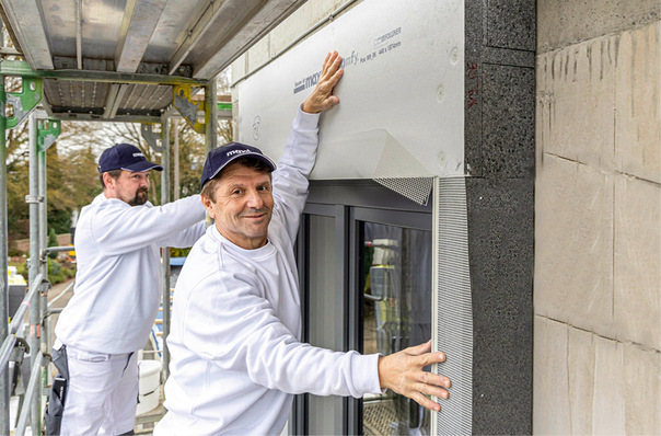Wärmedämmung und Technik für den außenliegenden Sonnenschutz sind in der Zarge bereits integriert.
