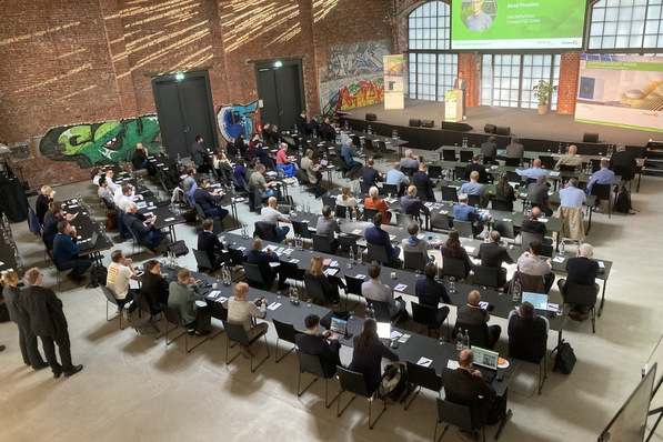 Technik und Politik einer umweltfreundlichen Wärmeversorgung diskutierten die Teilnehmenden beim  Symposium Zukunft Wärme vom 19. bis 21. Mai im Lokschuppen in Marburg. Kommendes Jahr findet die Veranstaltung vom 27. bis 29. April 2027 statt.