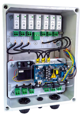 Der Generatoranschlusskasten trennt die Solar-module bei einem Brand von der Anlage und leitet AC- und DC-Überspannungen sicher ab.