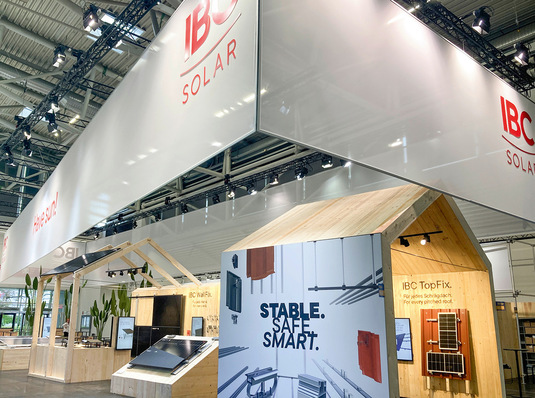 Seit 2001 entwickelt IBC Solar eigene Montage­systeme und feiert damit in diesem Jahr das 25-jährige Jubiläum seiner ersten hauseigenen Halterung.