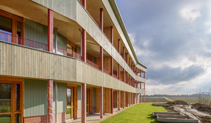 1  Das Modellprojekt in Ingolstadt demonstriert, wie massives Bauen ohne klassische Heiztechnik funktionieren kann – zum Vorteil von Bestandshaltern und Mietern, die von geringerer technischer Komplexität, einer nachhaltigen, ressourcenschonenden Wärmeversorgung und hoher Wohnqualität mitten in der Natur profitieren.