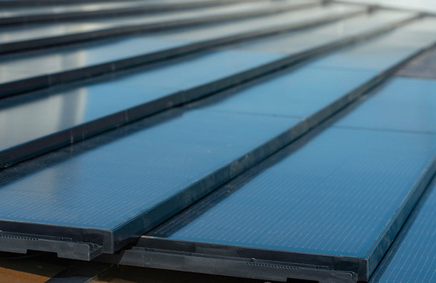 Das Erlus-Energiedach ist  auf den Dachziegel Level RS abgestimmt und lässt sich ähnlich montieren.