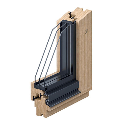 Das Hybrid-Holzfenster HF 68 HY Shape ermöglicht Dreifachverglasungen bis 48 mm bei schlanker Bautiefe und setzt mit seinem umlaufenden Schattenfuge architektonische Akzente.