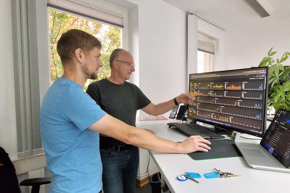 Von links: Klimaschutzmanager Marcel Klotz und Energiemanager Michael Börner freuen sich über die Erfolge mit dem kommunalen Energiemanagement.