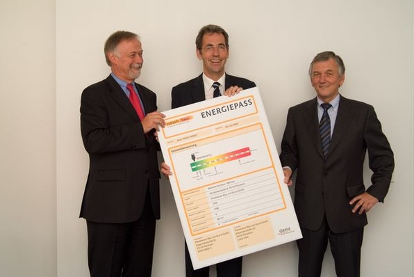 Besiegelten die neue Projektpartnerschaft zum Gebäudeenergieausweis (v.l.): Klaus Franz, BuildDesk, Stephan Kohler, dena, und Peter Barzen, BuildDesk.