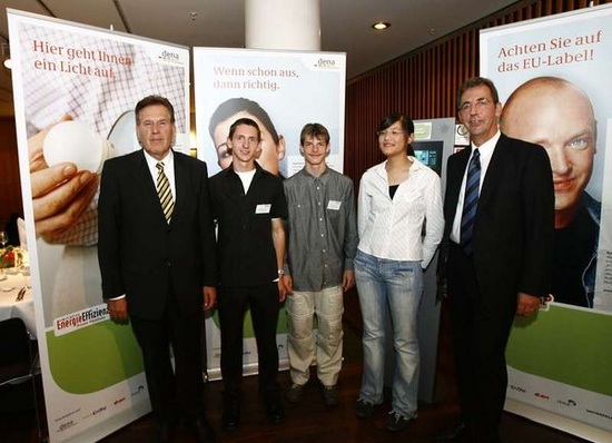 Michael Glos (links) und Stephan Kohler (rechts) beim Besuch der Jahrestagung der Initiative EnergieEffizienz zusammen mit Teilnehmern des Powerscout-Internetwettbewerbs.
