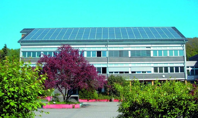Contracting macht die Realisierung mancher Großanlage erst möglich. Die rund 350 Quadratmeter große Photovoltaik-Anlage mit 43.kW Anschlussleistung auf dem Dach des Aggertal-Gymnasiums in Engelskirchen ist ein Beispiel dafür