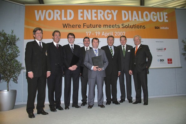 Von links: Prof. Dr. W. Schröppel, Sprecher der Jury, S. Kohler, Vorsitzender der Geschäftsführung Deutsche Energie Agentur, R. Hoppe, Geschäftsführer Weidmüller Interface, G. Weipprecht, Metro Group Asset Management, H.-J. Ludwig, Geschäftsführer Paderborner Brauerei Haus Cramer, M. Glos, Bundesminister für Wirtschaft und Technologie, J. R. Thumann, BDI-Präsident, S. D. Heckmann, Vorstandsvorsitzender Deutsche Messe