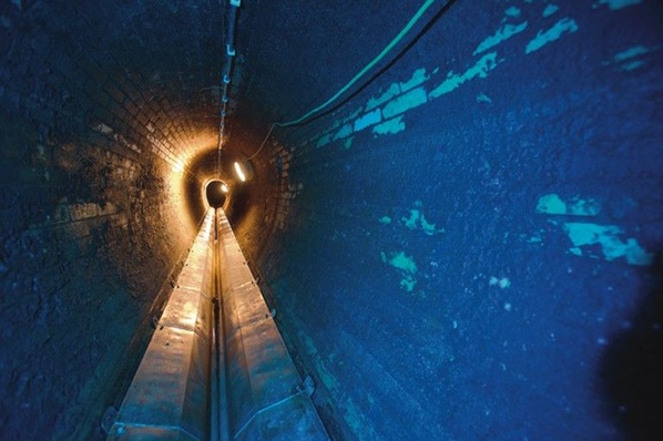 1 Der Wärme­tau­scher entzieht dem Abwasser Energie und trennt das saubere Heiz­system vom schmutzigen Abwasser