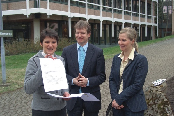 Auf dem Bild v.l.n.r.: Ministerin Gönner, Landrat ­Günther-Martin Pauli, Geschäftsführerin der ­Energieagentur Silke Schwenk