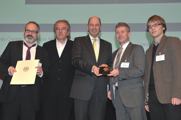 Bundes­bauminister Wolfgang Tiefensee (Mitte) und DGNB Präsident Prof. Dr.-Ing. Werner Sobek (links danaben) bei der erstmaligen Verleihung des Deutschen Gütesiegels Nachhaltiges Bauen
