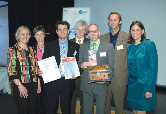 Die Stadt Augsburg wurde für ihre e+haus-Initiative beim Bundeswettbewerb „Kommunaler Klimaschutz 2009“ ausgezeichnet (v.l.: Cornelia Rösler (Dt. Institut für Urbanistik), Jutta Emig (BMU), Umweltreferent Rainer Schaal, Oswald Silberhorn (Augsburger Energieberater-Netzwerk e.V.), Helmut Kuhlberg (Stadtwerke Augsburg Energie GmbH), Hans-Peter Koch (Umweltamt Augsburg), Barbara Scherle (Nachrichtensender n24).