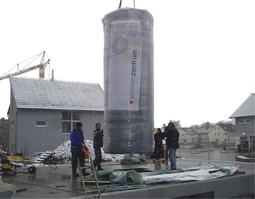 1 Millimeterarbeit: Das Einheben des 8350 l fassenden Kombispeichers