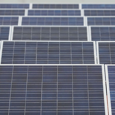 1 Wer plant, auf seinem Flachdach eine Photovoltaikanlage zu installieren, sollte zuvor die Qualität der Abdichtung prüfen. Ist sie zu erneuern, muss auch die Dämmung nach den Vorgaben der aktuell gültigen EnEV ersetzt werden