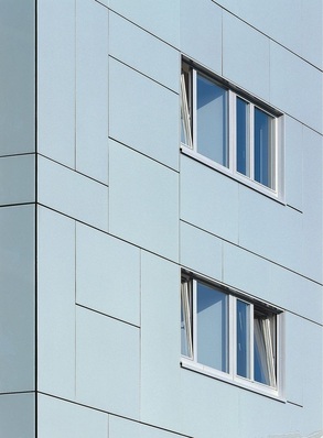 1 Vorgehängte hinterlüftete Fassadensysteme (VHF) eignen sich sowohl für Neubauten als auch für energetische Fassadensanierungen, weil sie sich sehr gut an problematische Untergründe anpassen lassen und die Gebäude­hülle wie einen schützenden Mantel umgeben. Das Beispiel zeigt die Fassade einer Seniorenresidenz in Hamburg von den Architekten Kleffel Köhnholdt und Partner