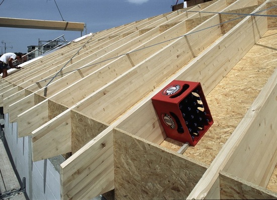 Dämmpakete so dick wie ein Kasten Bier — Passivhäuser warten mit einigen Besonderheiten auf, die sich in vielen unbegründeten Vorurteilen niederschlagen.