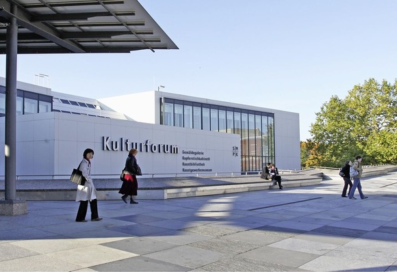 Kulturforum Potsdamer Platz in Berlin mit insgesamt sechs Museen. Bei den vorhandenen RLT-Anlagen konnten keine Wärmerückgewinnungsanlagen nachgerüstet werden. Trotzdem gelang es, die Energiekosten um 48 % zu senken.