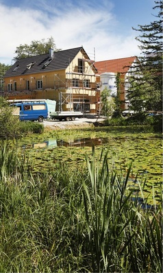 1 Hausbau nach biologischen Prinzipien: Zur Lage am Rande eines ­Naturschutzgebietes passt ein Baukonzept, das auf Kunststoffe und Leim weitestgehend verzichtet.