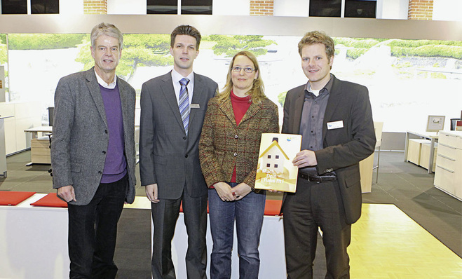 Tobias Timm, Geschäfts­führer der Klimaschutzagentur ­Weserbergland (r.) mit (v.l.) Bürgermeister, Finanzierungsfachmann und Bauherrin bei einer Infoveranstaltung.