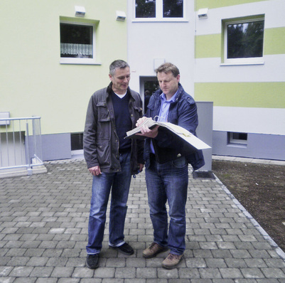 Hinderk Hillebrands (rechts) im Gespräch mit Ralf Werner, Fachplaner Lüftung bei der Wohnbau Gießen GmbH.
