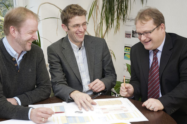 
Energieberater Winfried Vater, Bauleiter Thomas Winkler und Matthias Nichelmann von der Hausverwaltung 
Gisinger haben schon einige WEG-Projekte bearbeitet. 
