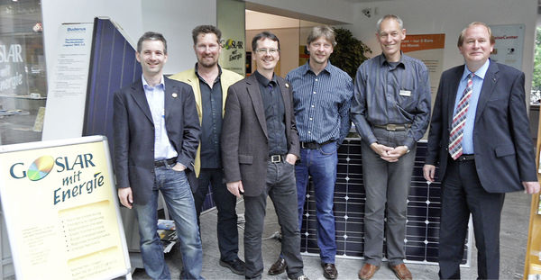 
Gemeinsam mit anderen Energieberatern und Kooperationspartnern des Vereins stellt Michael Stieler (2. v. l.) Möglichkeiten zur Verbesserung der Energieeffizienz und zur Nutzung erneuerbarer Energien vor.
