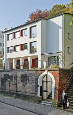 
1
 Für die Sanierung des Zweifamilienwohnhauses aus den 1950er Jahren belegte der Architekt Reinhard Schneeweiß beim Deutschen Fassadenpreis 2013 den 1. Platz in der Kategorie „Energieeffiziente Fassadendämmung“.
