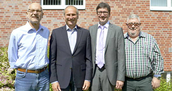 
Alter und neuer EVEU-Vorstand: Dipl.-Ing. Peter Sprenger (neuer 2. Vorsitzender), Thomas Lohr (bisheriger 1. Vorsitzender), Michael Rein (neuer 1. Vorsitzender) und Hans Hansen (bisheriger 2. Vorsitzender)
