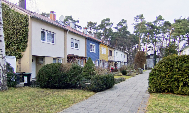 
Die Häuser in den ausgewählten Straßenzügen in der Karlsruher Waldstadt stammen zwar alle aus dem gleichen Baujahr, sind aber durch Modernisierungen sowie Um- und Anbauten nicht mehr baugleich. Das mindert einige Vorteile bei einer Konvoisanierung.







